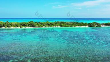 奢侈品飞复制空间拍摄夏天白色天堂沙子海滩阿卡蓝色的水背景色彩斑斓的